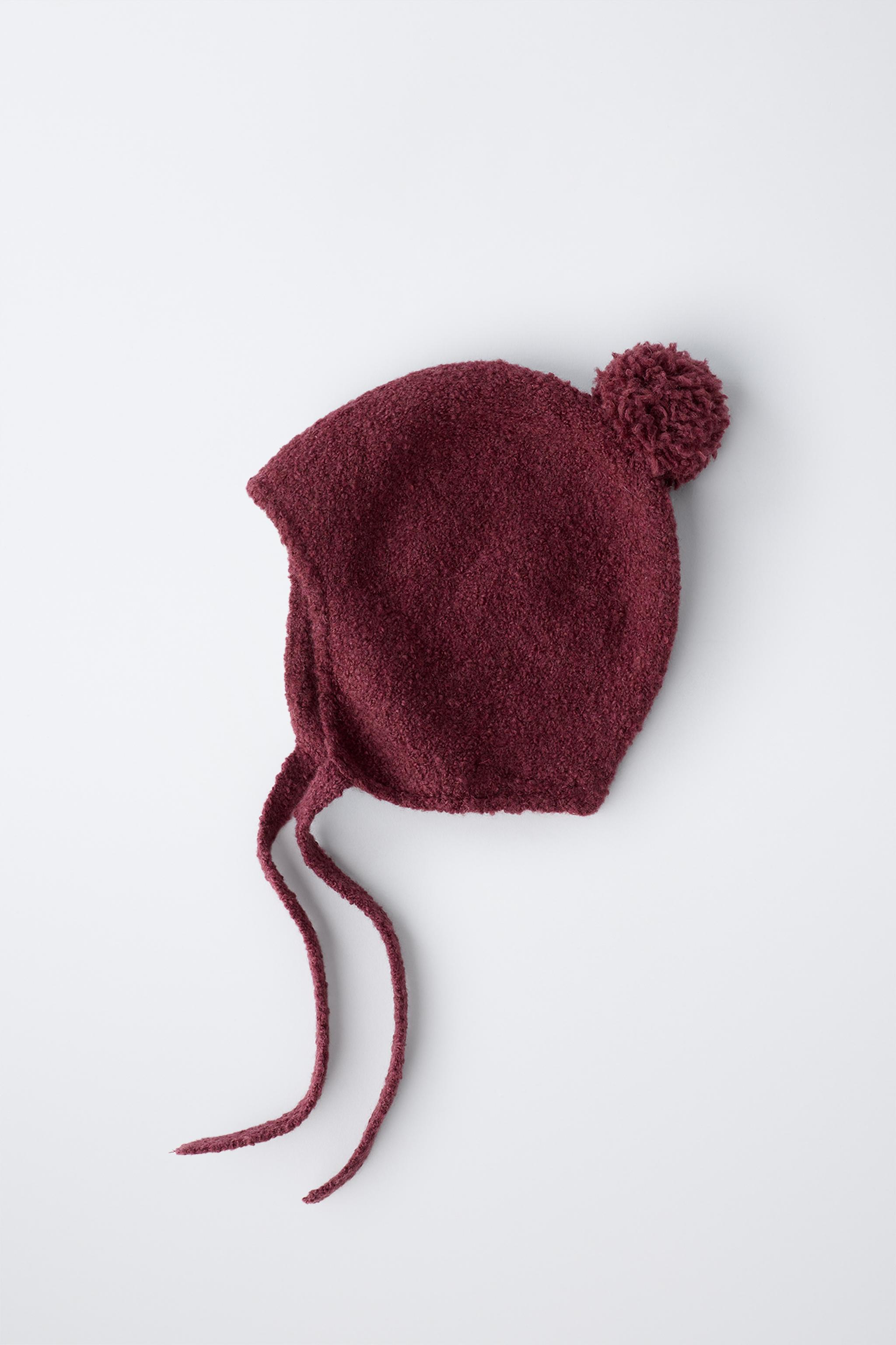 BONNET EN MAILLE AVEC POMPON